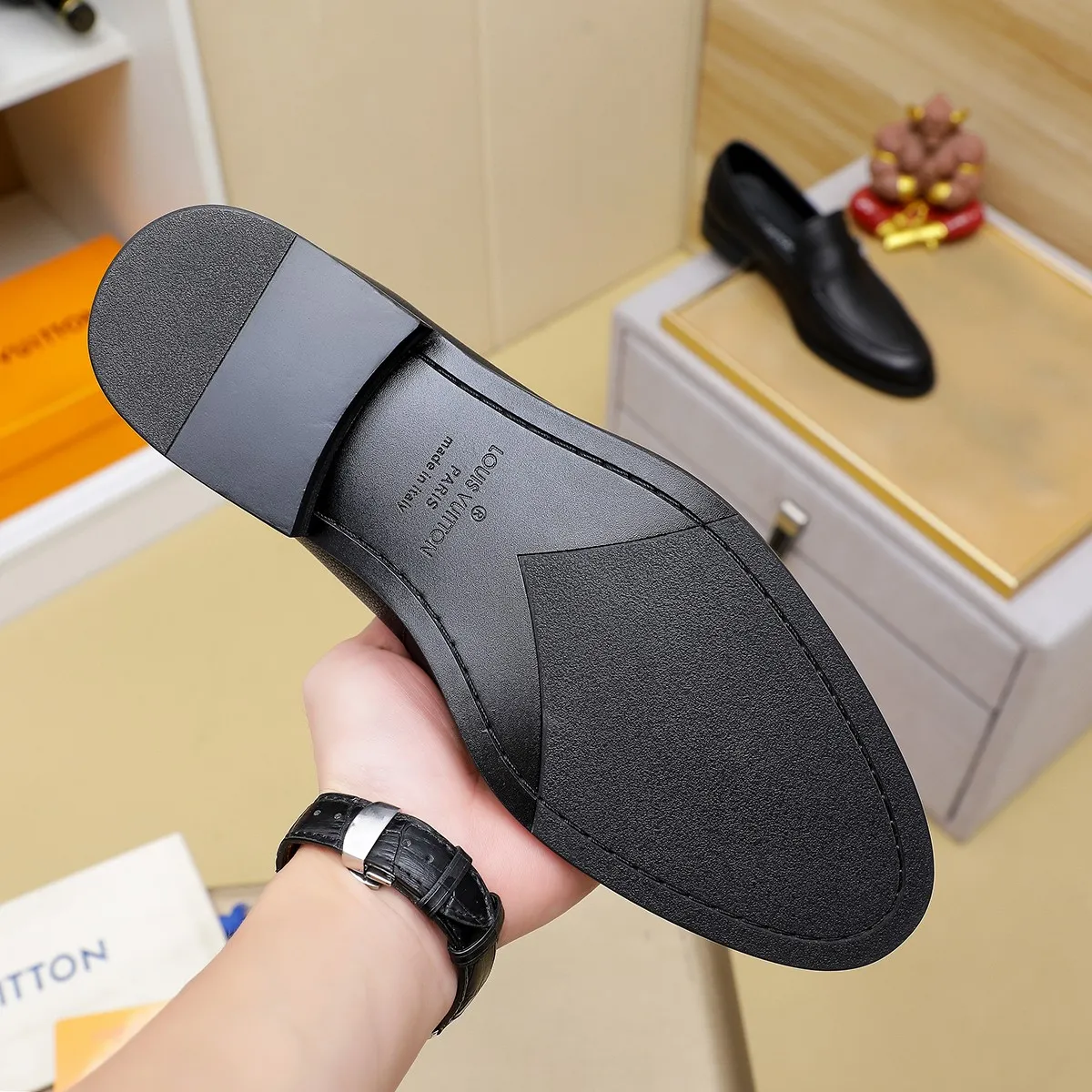 Men's Men's Shoes 💰420 💰[Louis Vuitton] LV high-end business formal leather shoes! ! Luxurious and elegant style, equal emphasis on practicality and style, professional focus on details and quality, counter original 1⃣️: 1⃣️ super accurate reproduction👍🏻! Material: The upper is made of imported original soft 🐂cowhide ➕imported first-layer sheepskin lining. Original anti-slip and wear-resistant outsole! Code number: 39--45, (38.46 custom-made) Large quantities in stock!